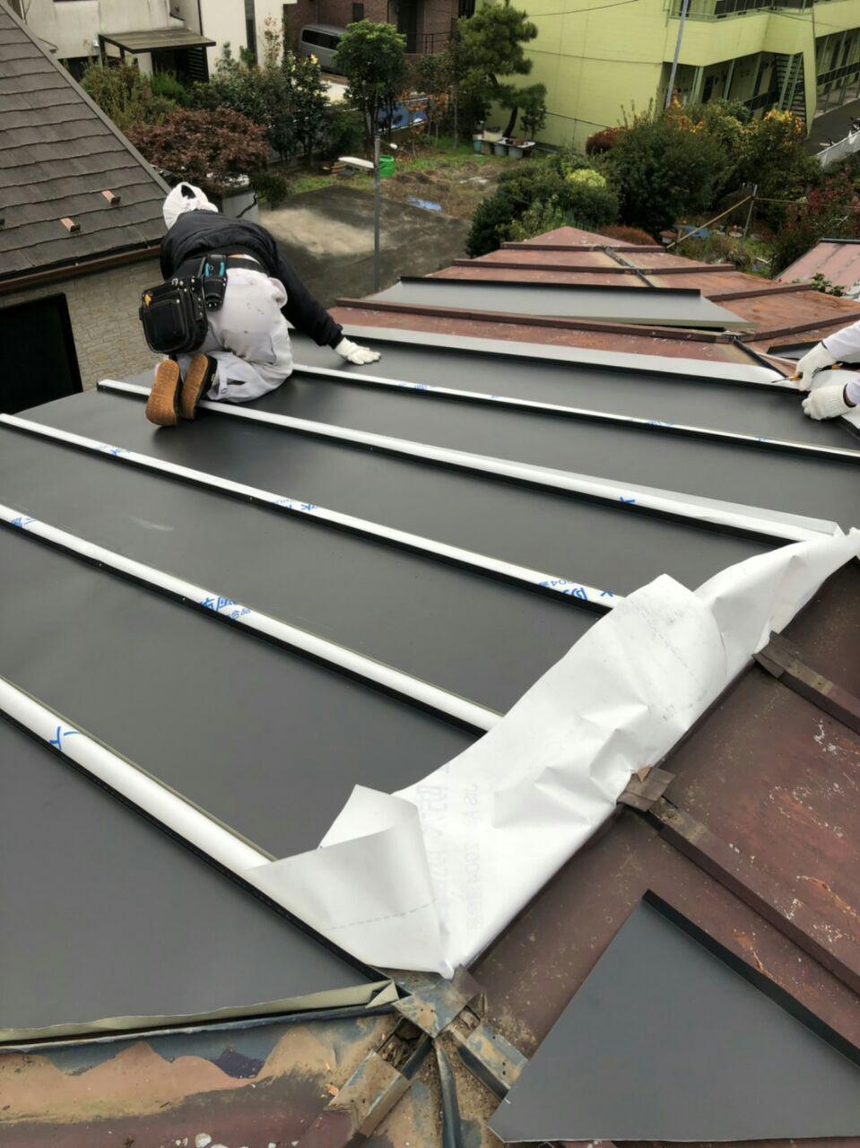 練馬区で屋根ガルバリウム鋼板重ね葺き工事！地震火災保険活用