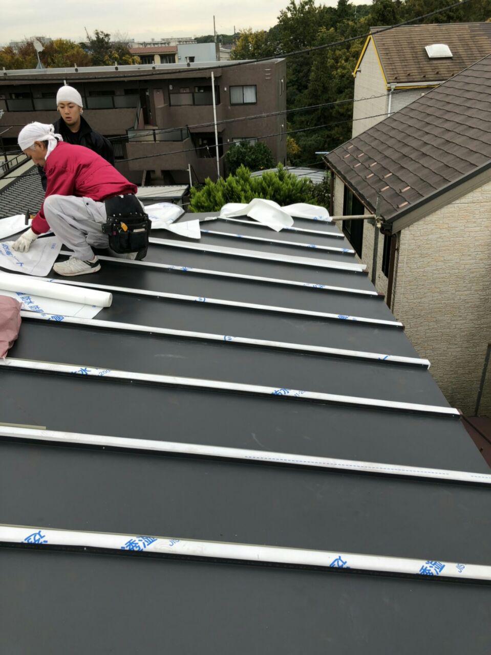 練馬区で屋根ガルバリウム鋼板重ね葺き工事！地震火災保険活用