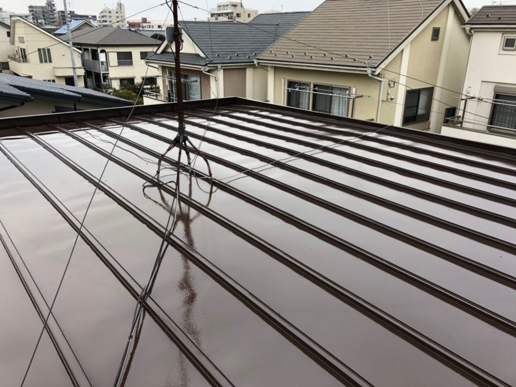東京都八王子市で屋根のサビ防止塗装と波板交換を火災保険で実質負担なく実行！