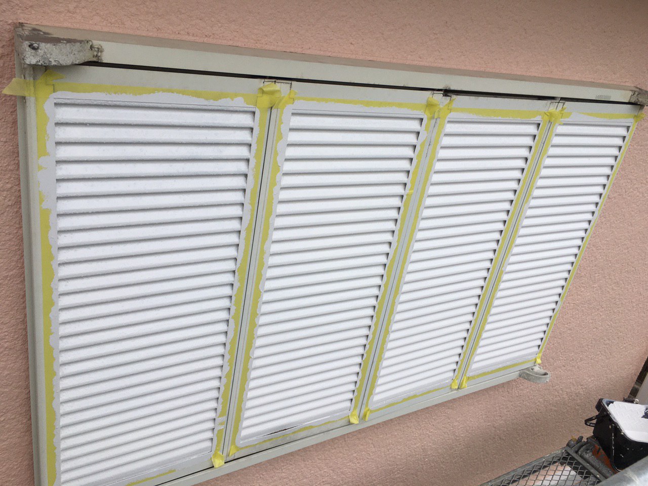 東京都板橋区にて窓シャッターの塗装修理工事
