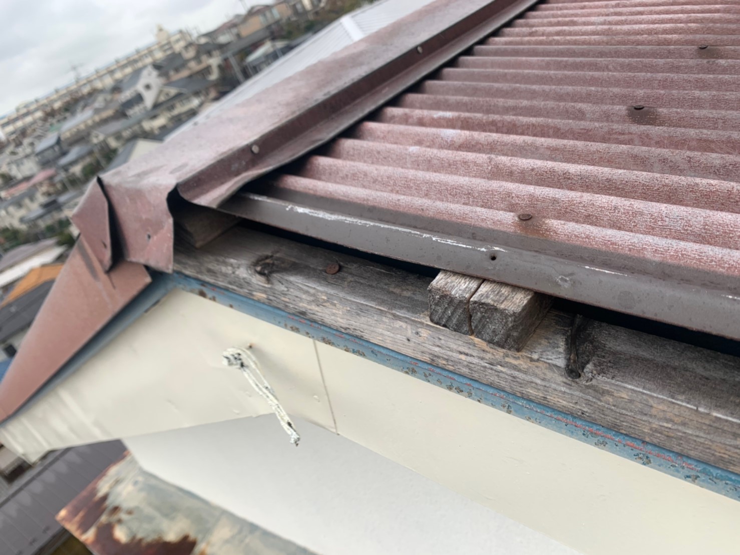 足立区で台風被害 屋根工事と雨樋波板修理交換