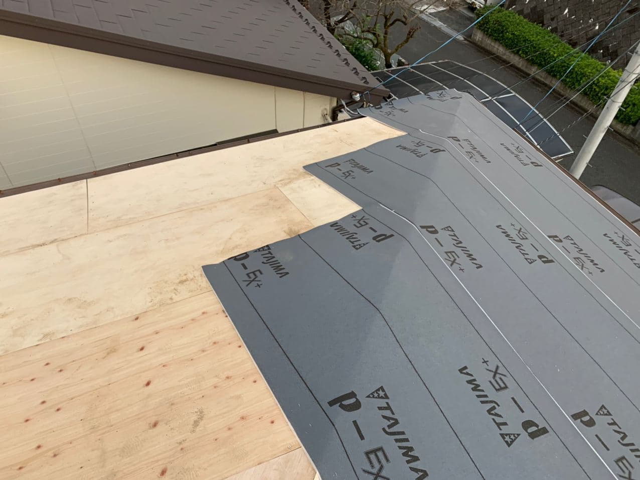 多摩市で屋根葺き替え工事 ラバーロック工法とは