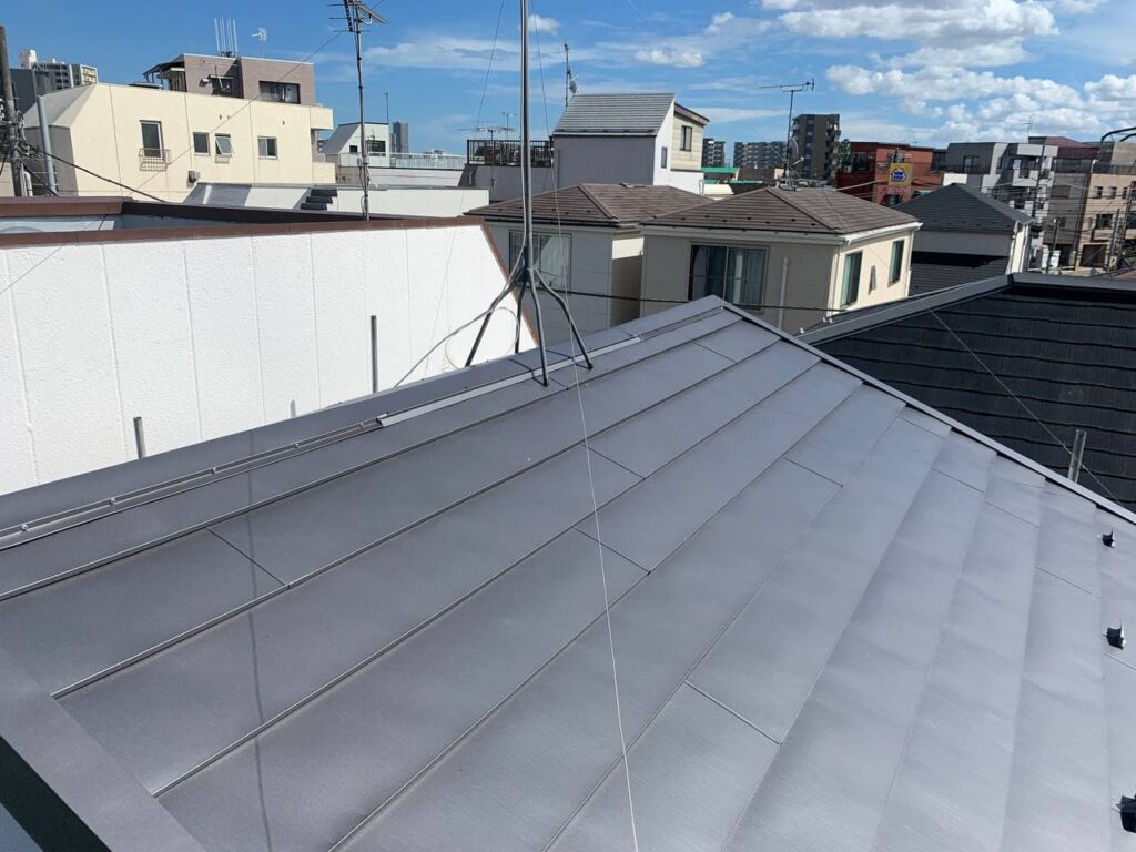 塗装が困難な屋根材！調布市で屋根重ね葺き工事