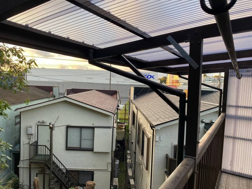 寒川町でベランダ波板屋根張替えフレーム補修