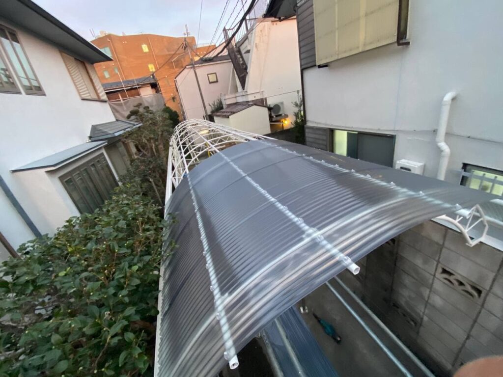 文京区で通路シェルター張替塗装と屋根外壁塗装