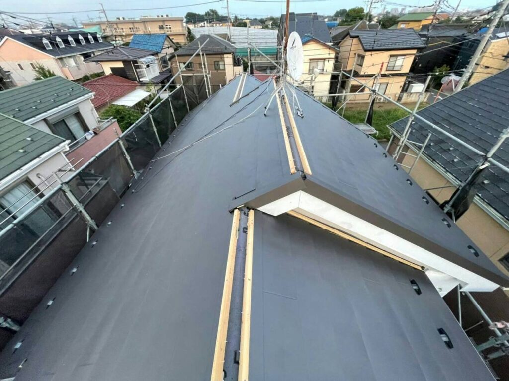 武蔵村山市で屋根瓦カバールーフ重ね葺き工事
