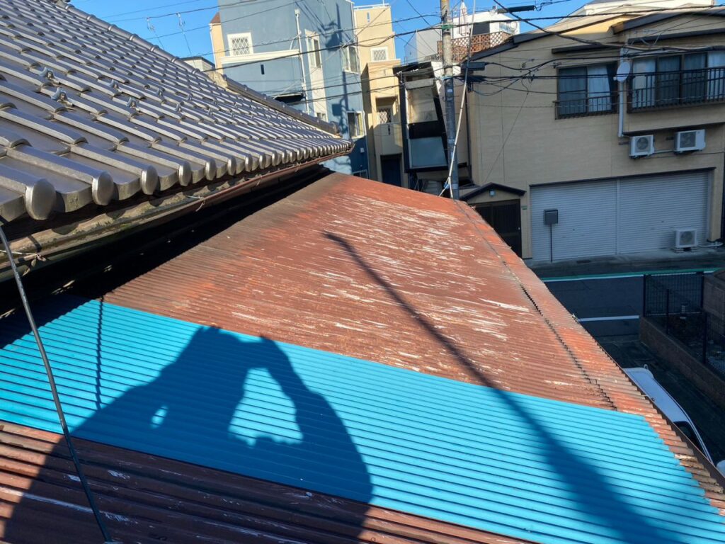 東京都小平市で雨漏り対策！下屋根葺き替え工事