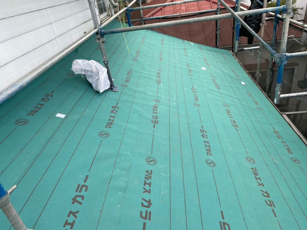 東京都八王子市で下屋根葺き直しと重ね葺き工事