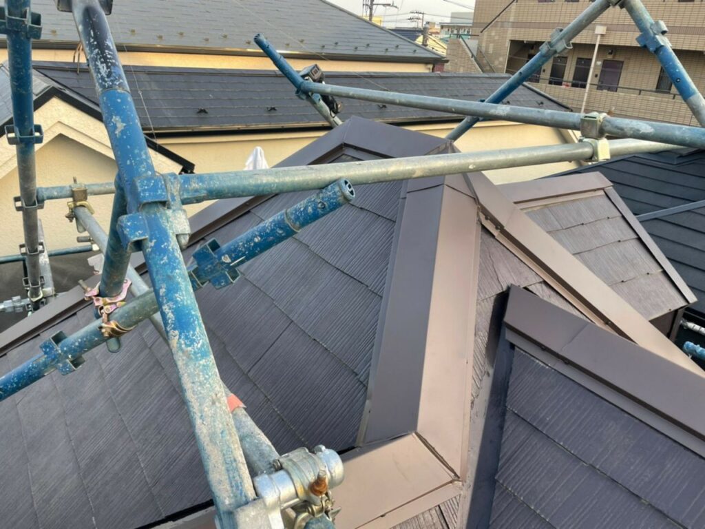 千葉県市川市で急勾配屋根足場と棟板金交換工事