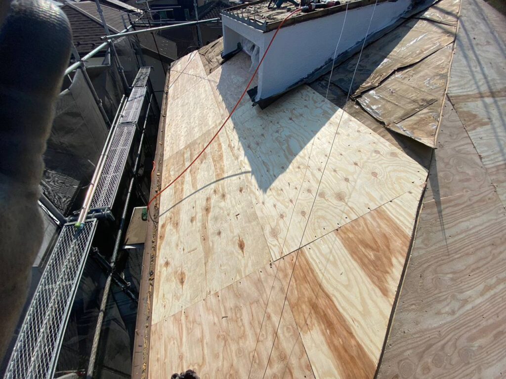 多摩市で葺き替え工事！棟板金貫板は樹脂製使用