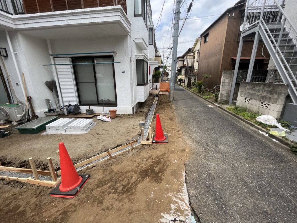 新宿区で道路のセットバックに伴う縁石外構工事
