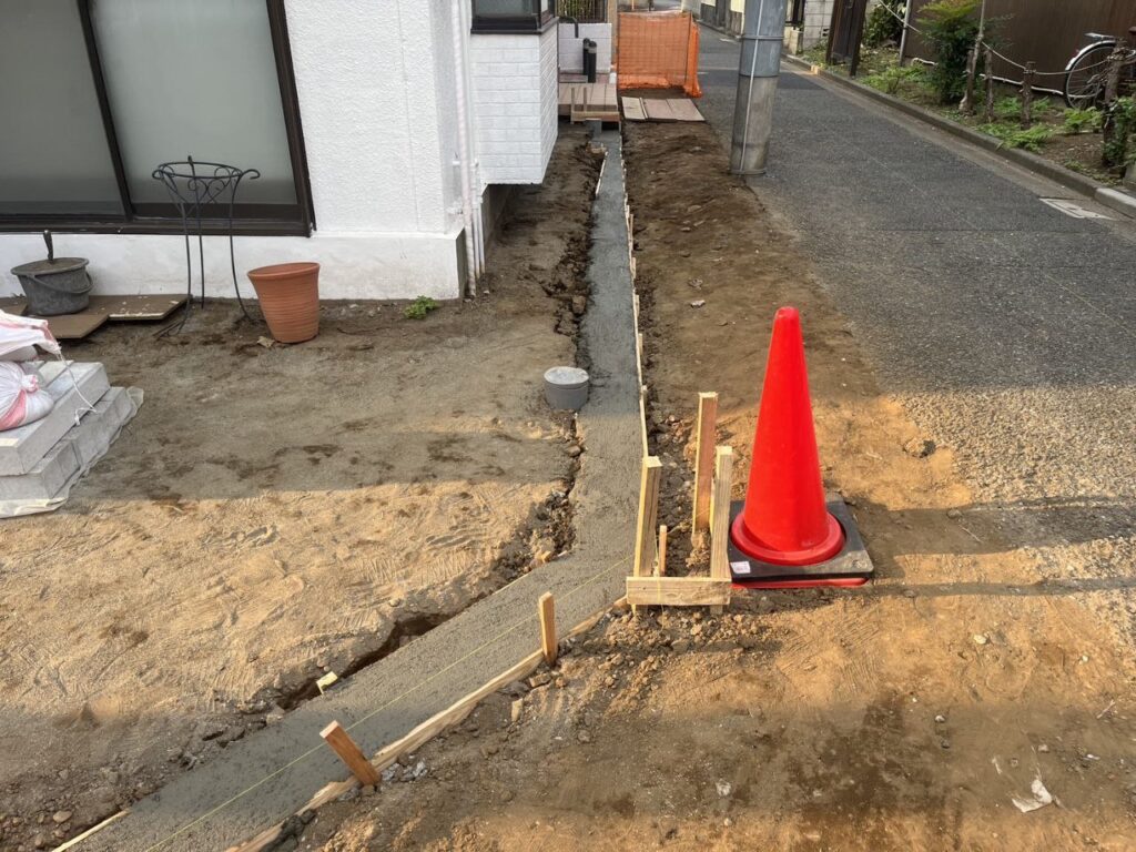 新宿区で道路のセットバックに伴う縁石外構工事