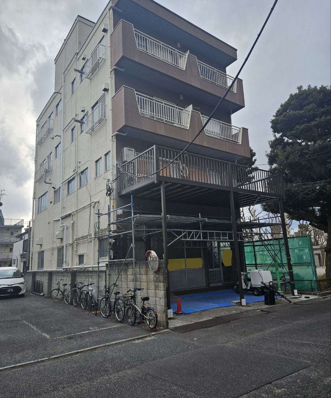 足立区で崩落の可能性があるベランダを撤去新設