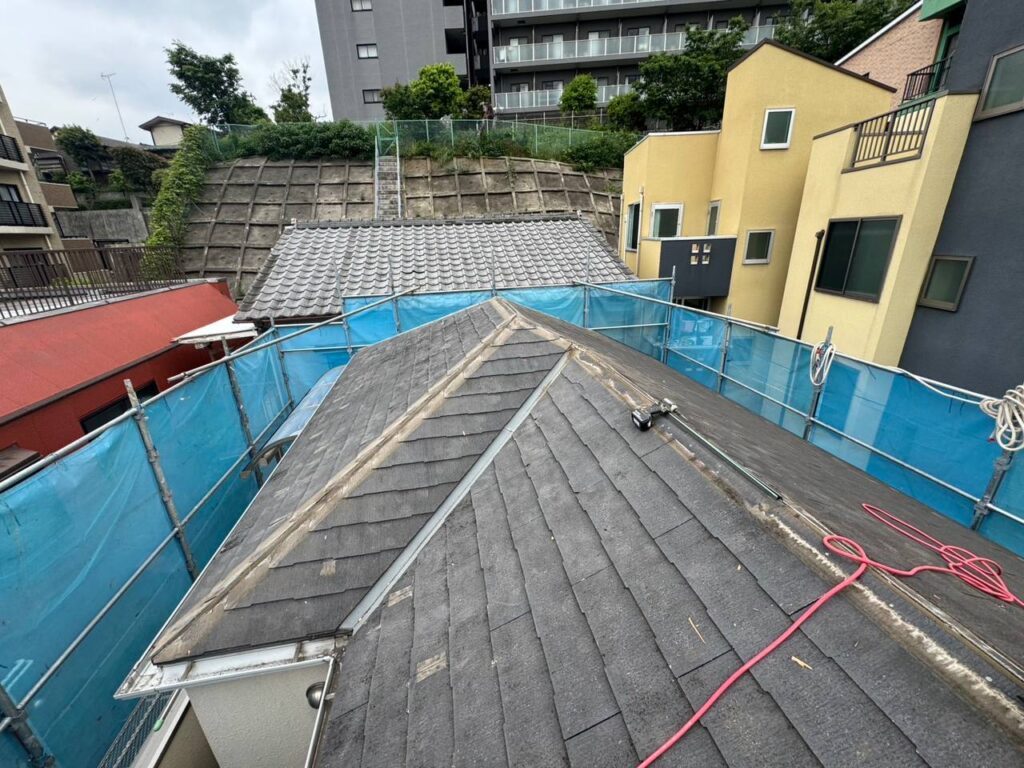 豊島区で太陽光パネルの脱着と屋根重ね葺き工事