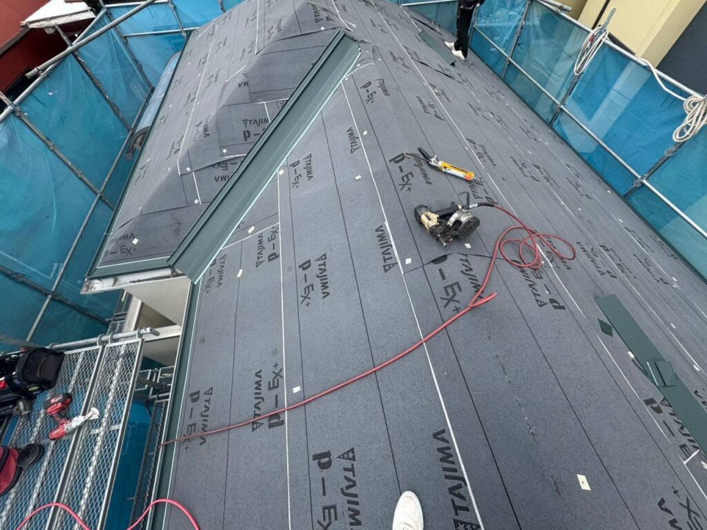 豊島区で太陽光パネルの脱着と屋根重ね葺き工事