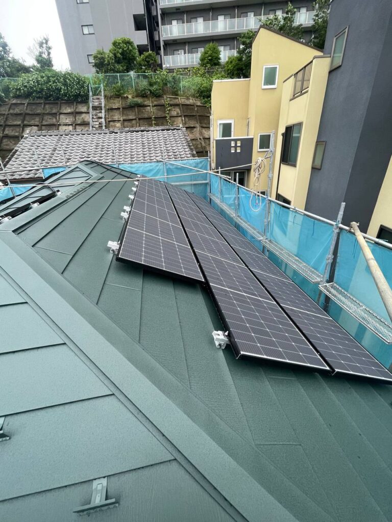 豊島区で太陽光パネルの脱着と屋根重ね葺き工事