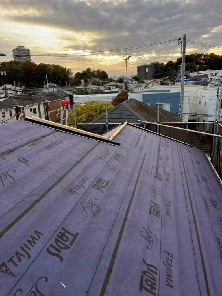 中野区で屋根の重ね葺き工事を実施｜費用を抑えたカバー工法の施工事例