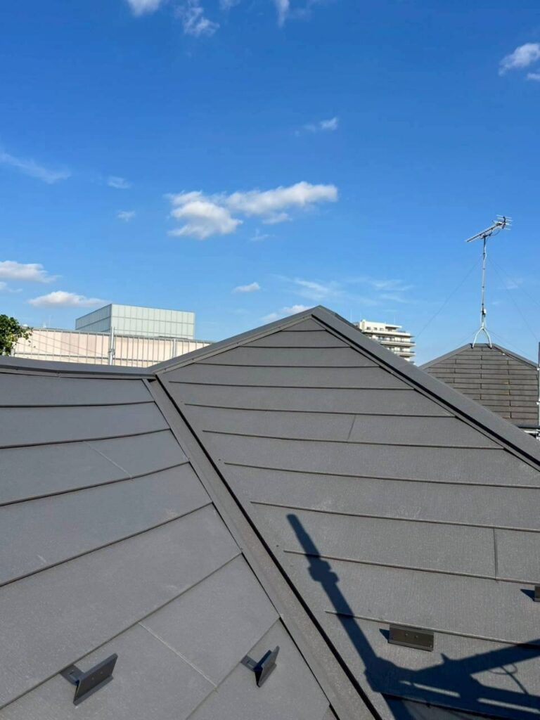 中野区で屋根の重ね葺き工事を実施｜費用を抑えたカバー工法の施工事例