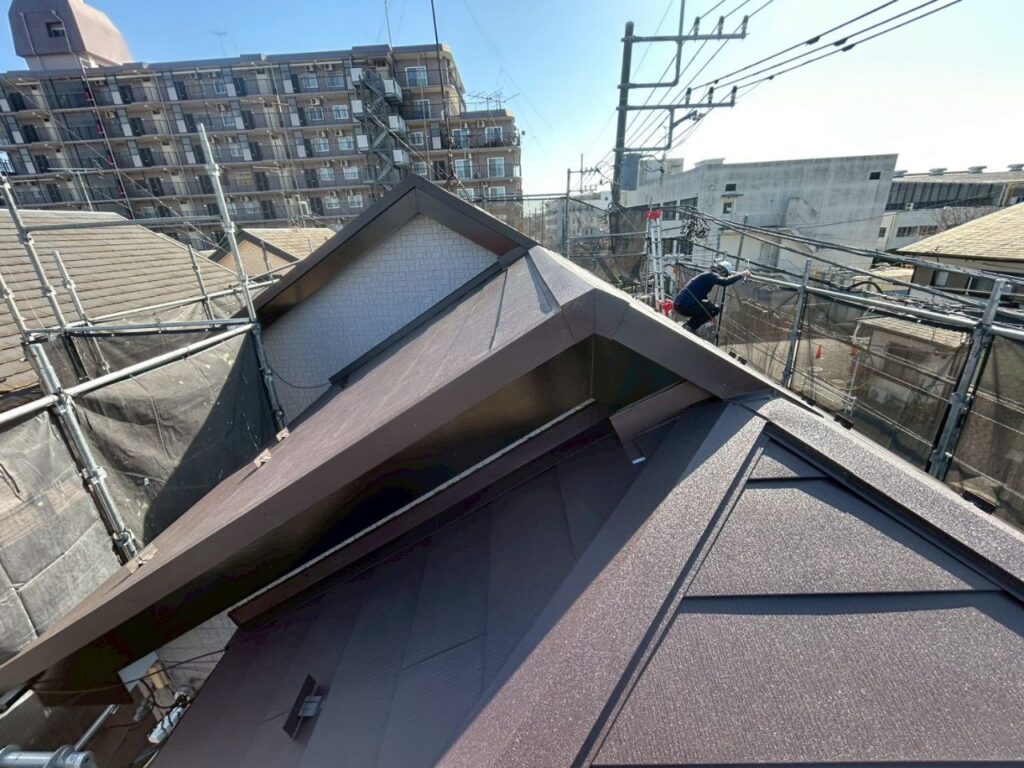 【座間市】中古戸建購入後の屋根重ね葺き・外壁塗装｜スーパーガルテクト×ウルトラマンMUKI施工事例｜売買仲介からリフォームまで一貫対応